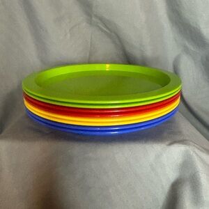 Arrow Plastic Kid Dinner Plates - Set of 8 green, red, yellow, blue